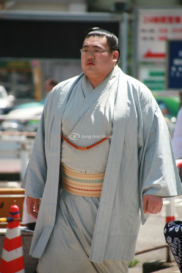 Sumo trong phục trang Kimono Nhật Bản truyền thống 