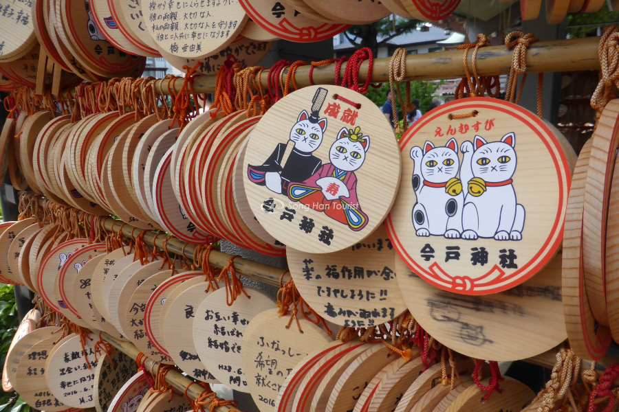 A wooden card with each person's wishes