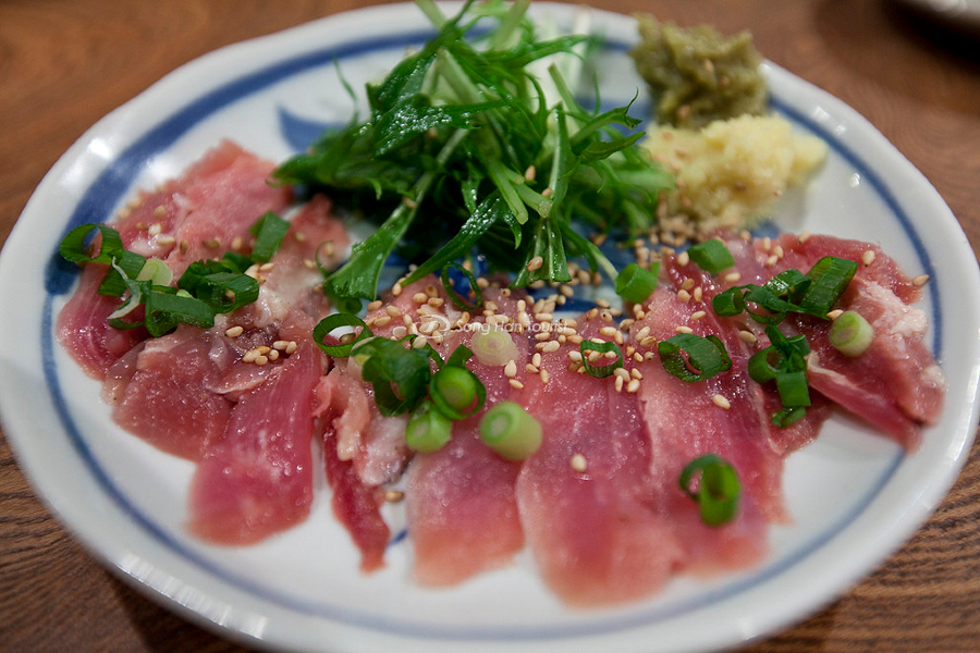 Thịt gà được thái lát mỏng và ăn như sashimi 