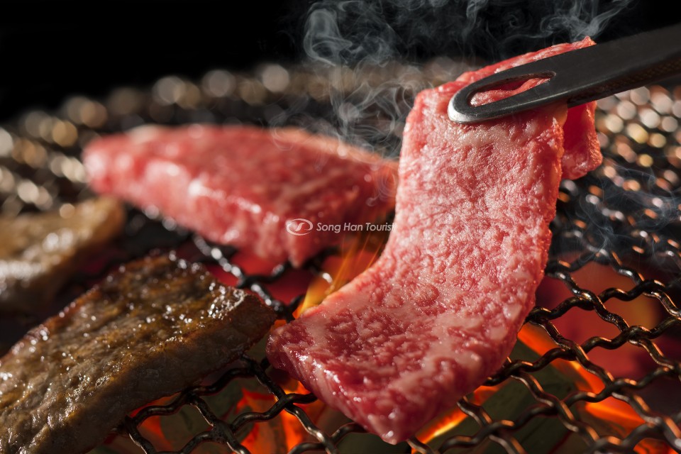 Du lịch Nhật Bản thưởng thức thịt bò Kobe trứ danh thế giới.