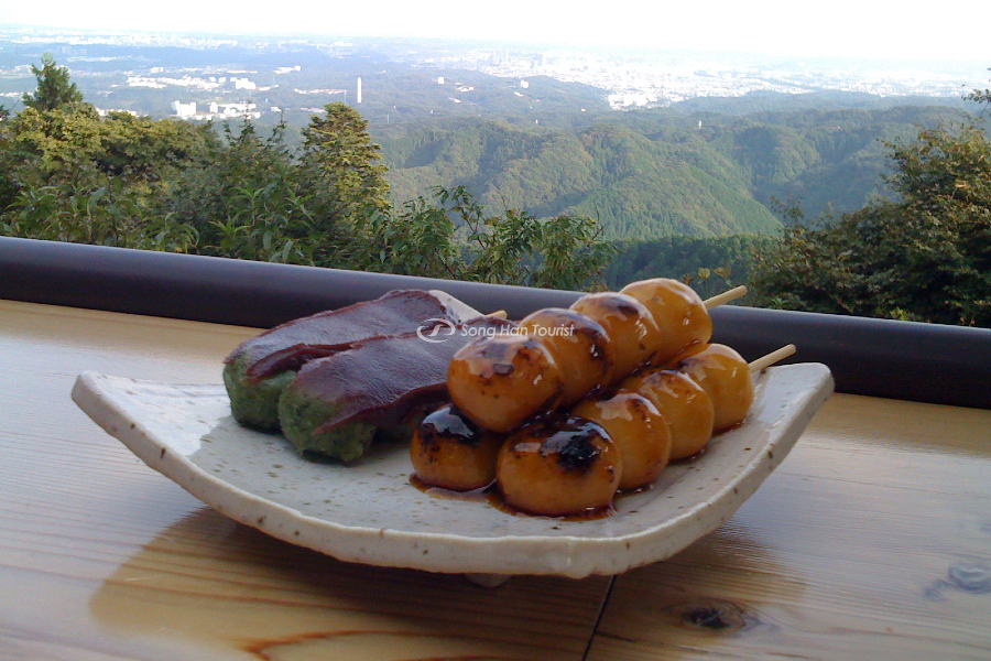 Thưởng bánh Dango tại núi Takao 