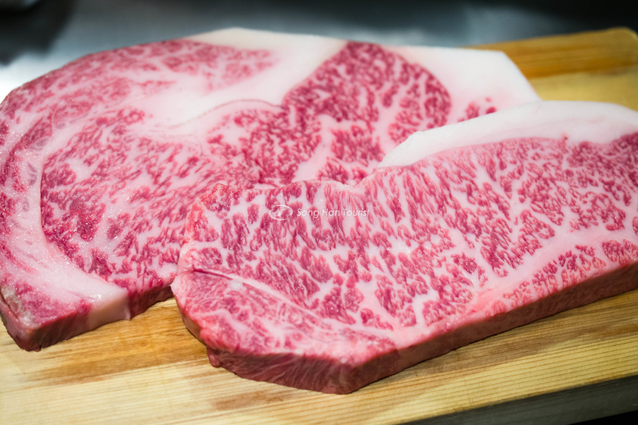 Tỉ lệ mỡ và thịt của Kobe khác biệt so với các loại thịt bò thông thường (Nguồn: Flickr)