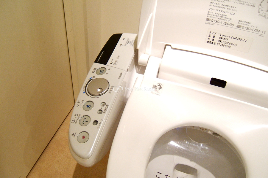 Toilet ở Nhật Bản với nhiều nút hướng dẫn 