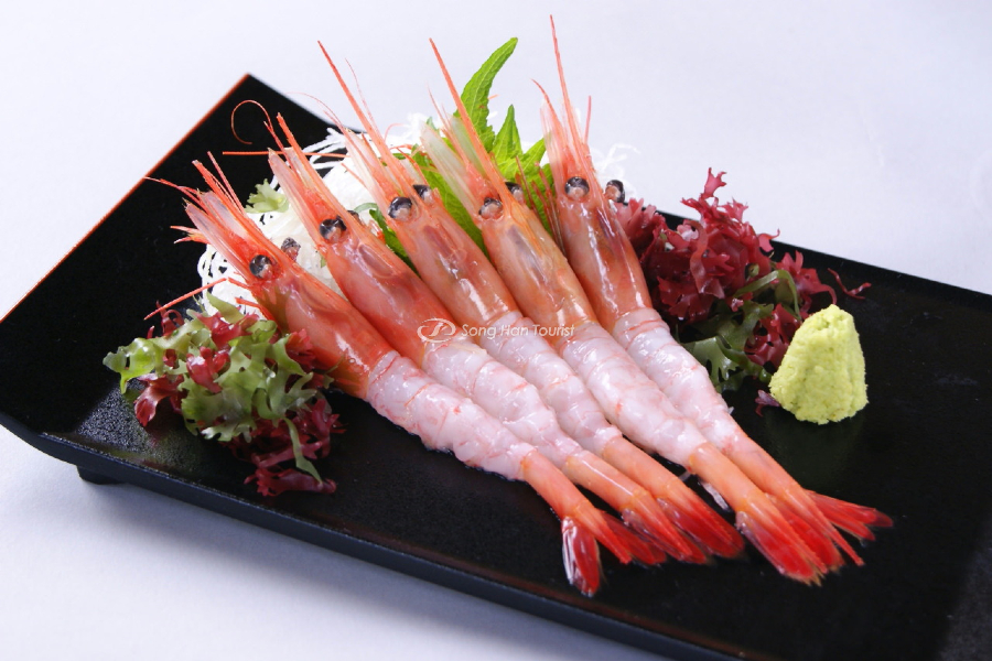 Tôm là nguyên liệu không thể thiếu trong thực đơn Sashimi 