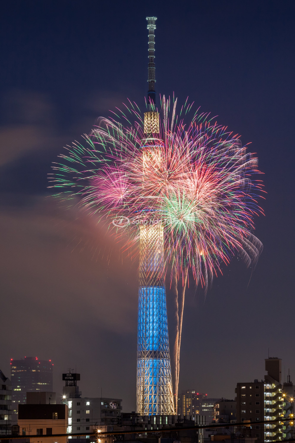 Trình diễn bắn pháo hoa tại tòa tháp Tokyo Skytree