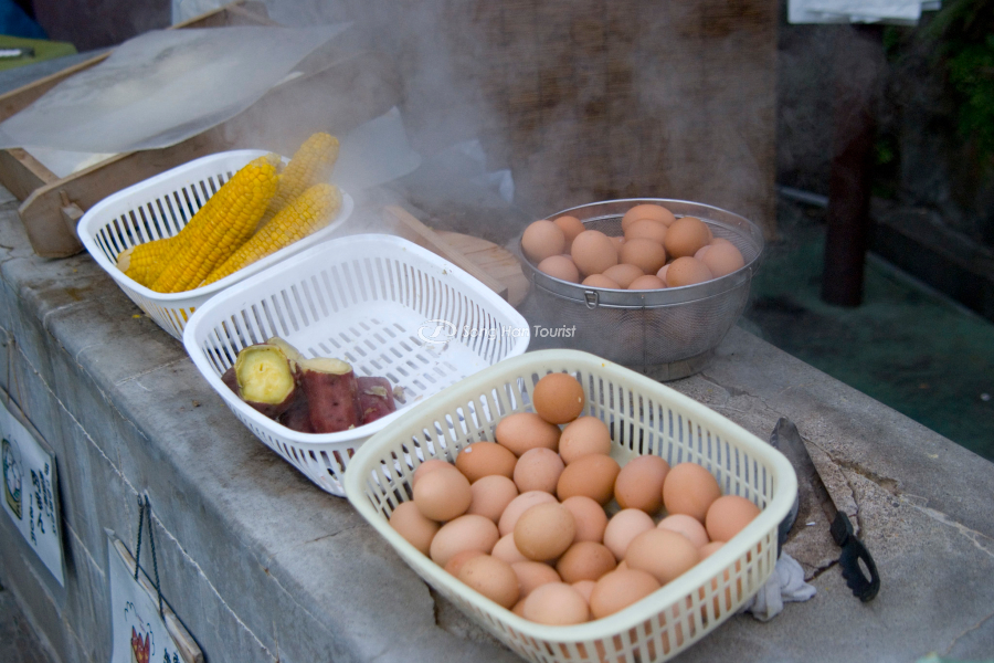 Trứng luộc bằng dòng nước nóng của khu onsen
