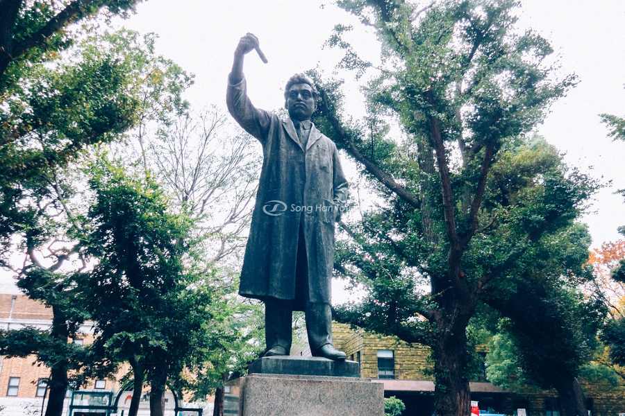 Tượng đài Hideyo Noguchi tại nhà tưởng niệm