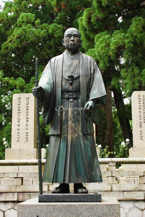 Tượng Kobo Daishi được đặt trong khu lăng mộ