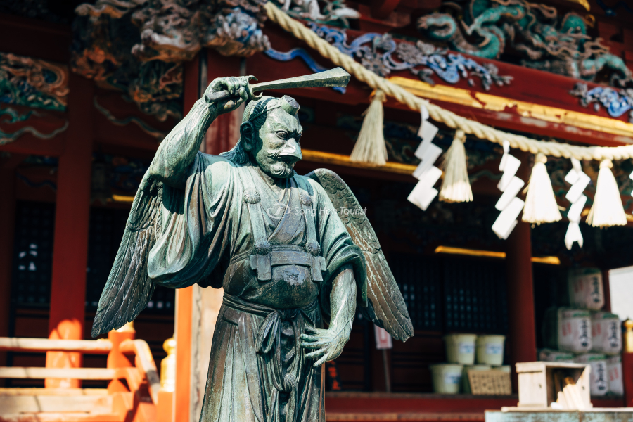 Tượng thần Tengu được xây dựng tại chùa