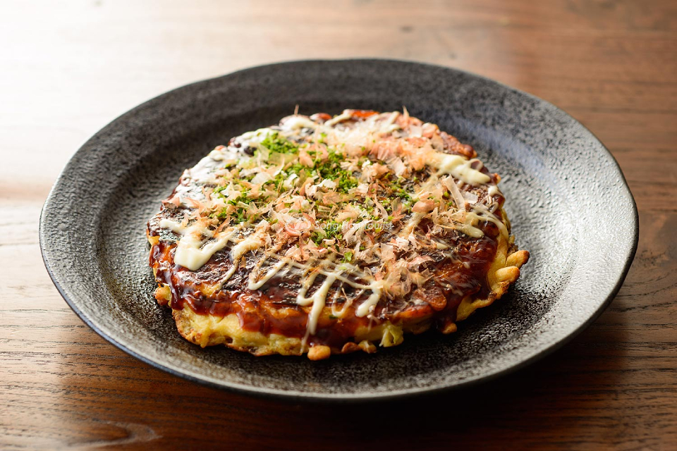 Văn hóa Nhật Bản chia Okonomiyaki thành 2 cách chế biến khác nhau