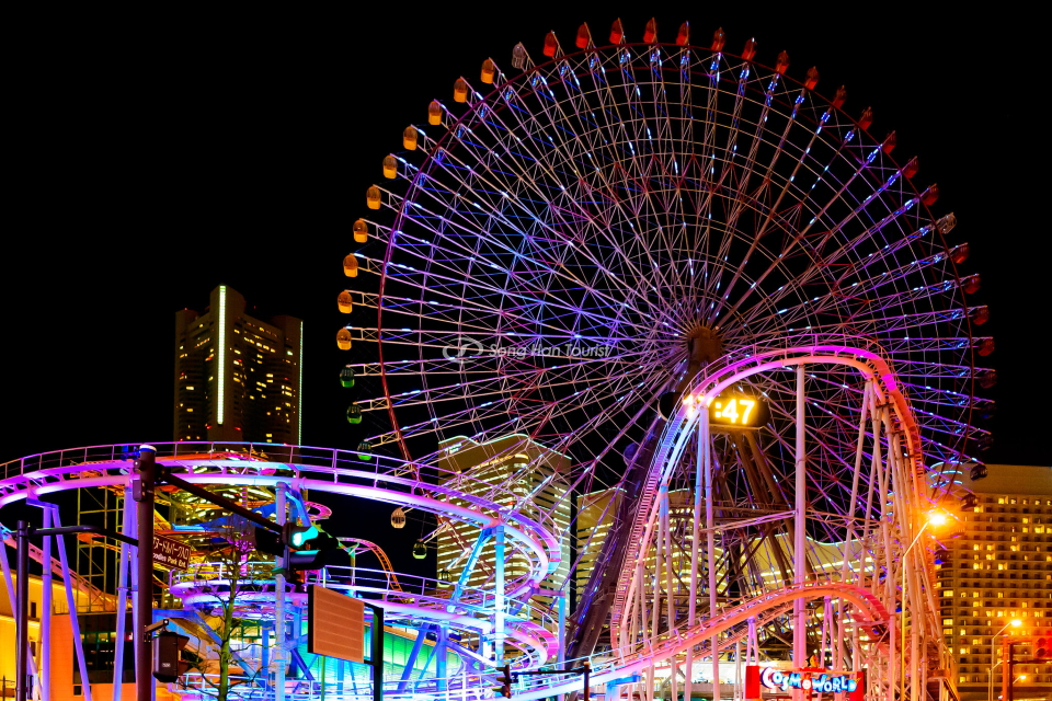 Yokohama Cosmo World nổi tiếng với vòng quay khổng lồ.