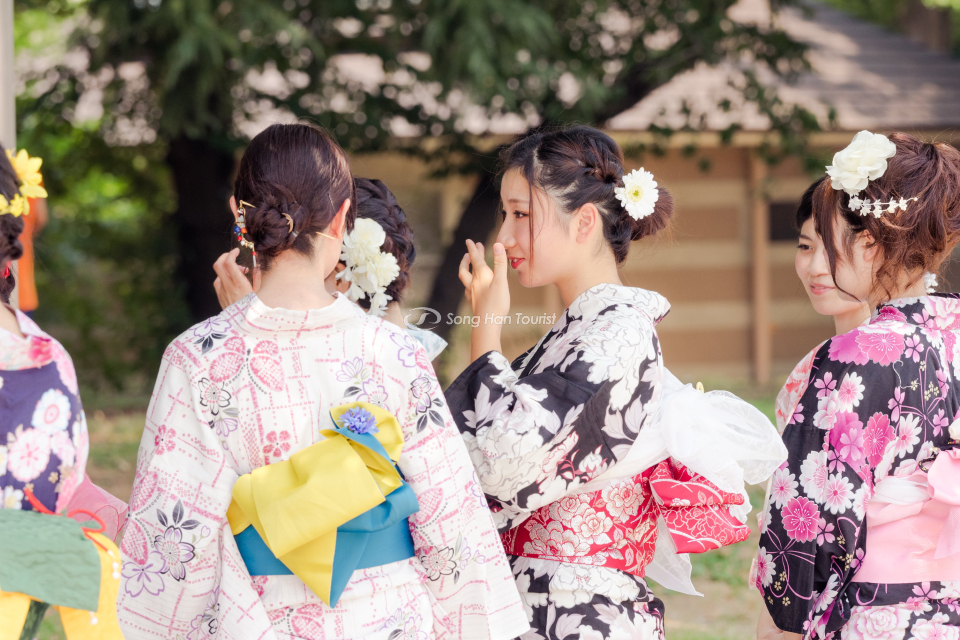 Yukata thay thế Kimono để mặc trong các dịp quốc lễ 
